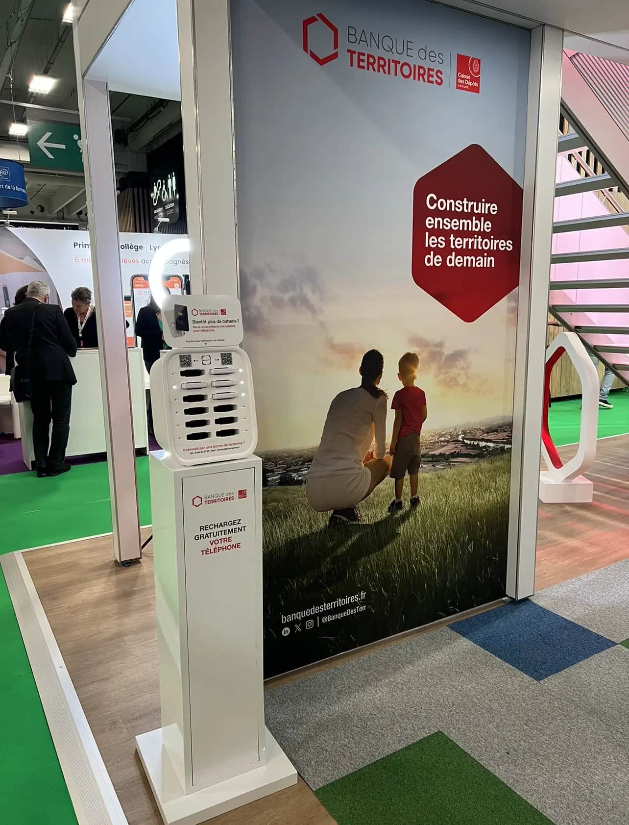 Borne B12 au stand Banque des Territoires - powerbank libre-service ‚v‚nement professionnel