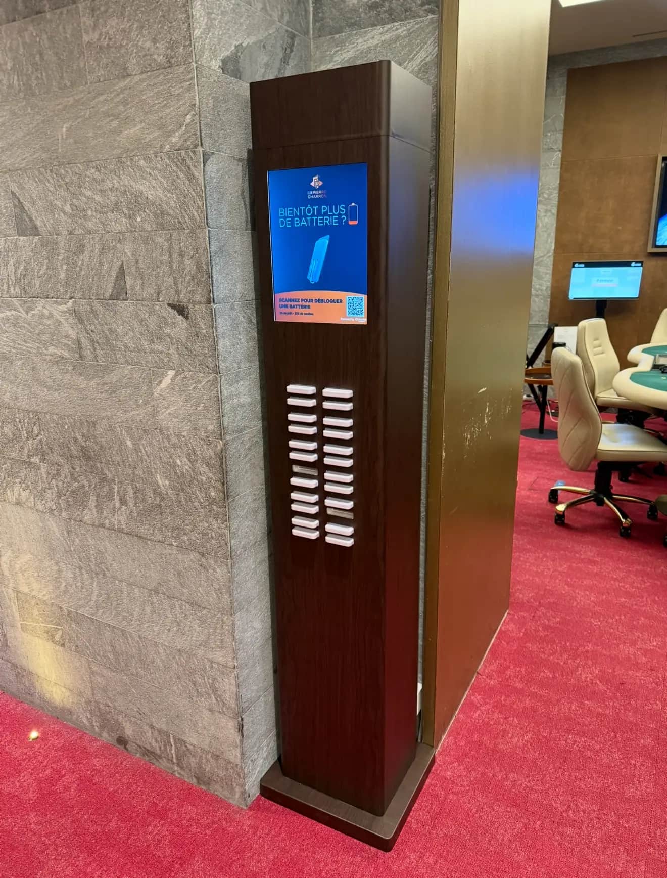 Station de recharge t‚l‚phone au Club de Jeu Pierre Charron Paris - borne batterie externe
