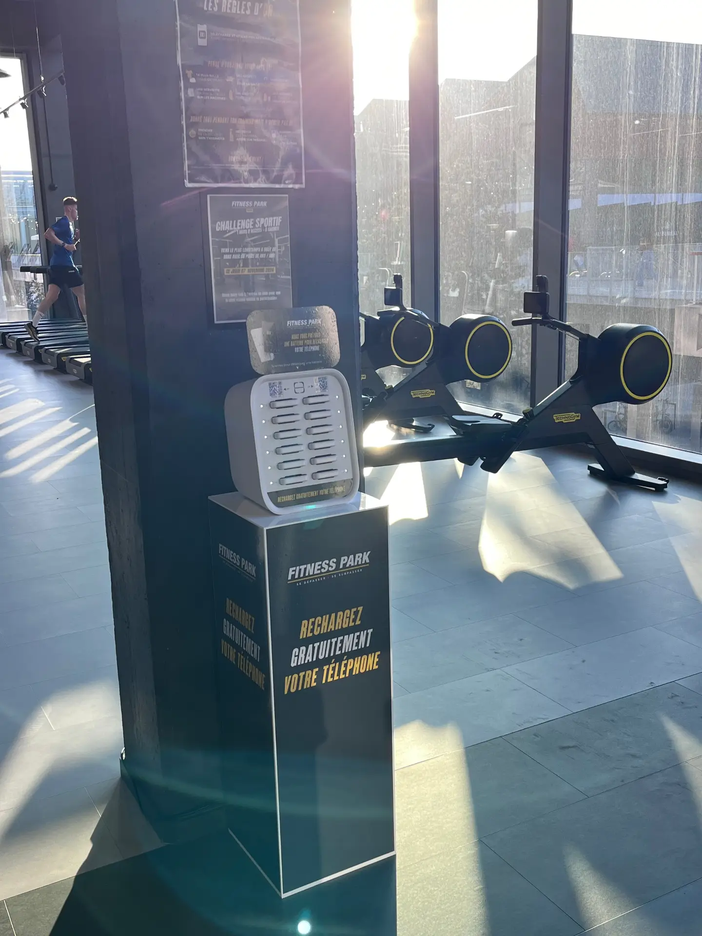 Borne B12 recharge t‚l‚phone Fitness Park Saint-Martin-d'HŠres - 12 batteries portables