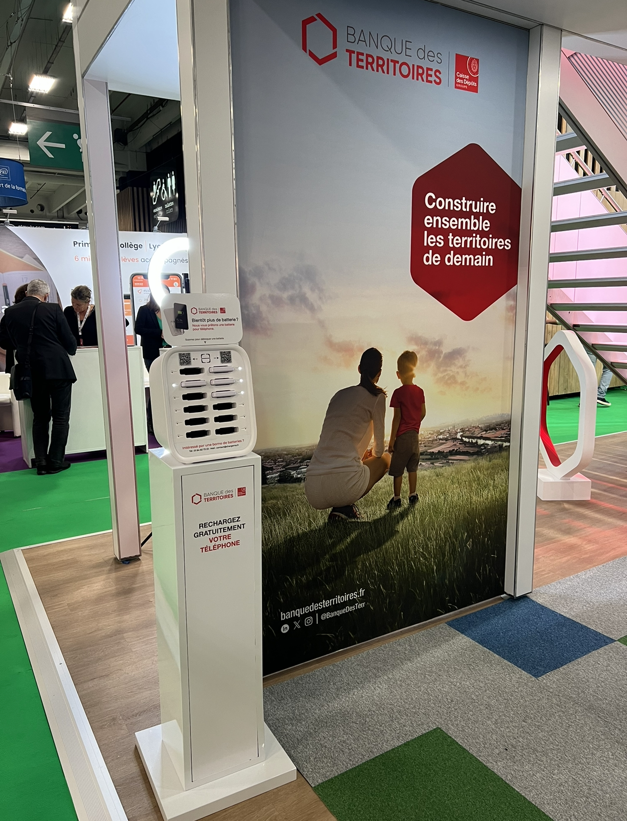 Borne B12 au stand Banque des Territoires - powerbank libre-service événement professionnel