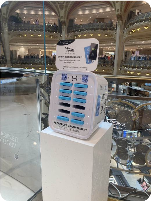 Station recharge téléphone aux Galeries Lafayette - borne batterie portable grand magasin